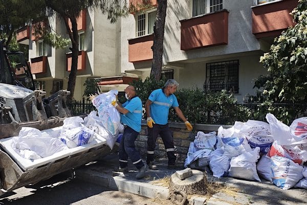 Maltepe Belediyesi ekipleri, ilçe genelinde ev veya iş yerlerinde yapılan