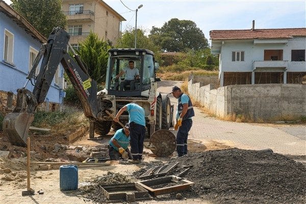 Büyükbakkalköy Mahallesi’nin Kaşif, Arıcı ve Çınar Sokaklarında asfalt serimi gerçekleştiren