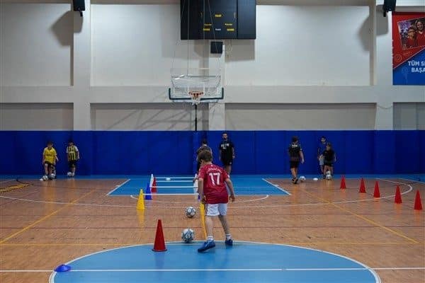 Bu dönemde çocuklar; jimnastik, basketbol, masa tenisi, voleybol ve futsal