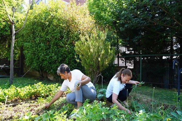 Bahçede kendilerine ayrılan alanlarda tarım yapma olanağı bulan vatandaşlar, çeşitli