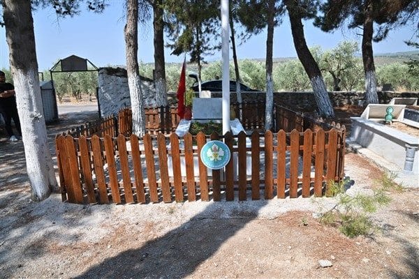 Şehit kabirlerinin tamamlanan yenileme çalışmalarını yerinde inceleyen ekiplere, Şehit Halil
