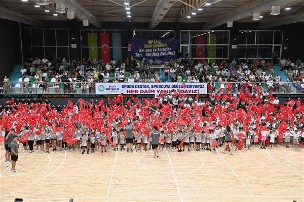 2 dönem halinde 4 bin 541 genç sporcunun sertifika aldı.