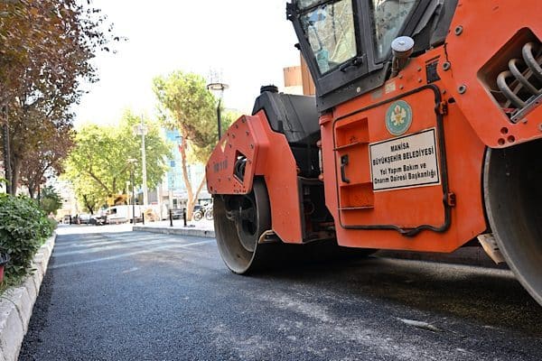 Manisa Büyükşehir Belediyesi tarafından , Şehzadeler ilçesindeki yol yenileme çalışmaları