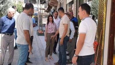 Eş Başkanlara incelemeleri sırasında belediye meclis üyeleri ve birim amirleri