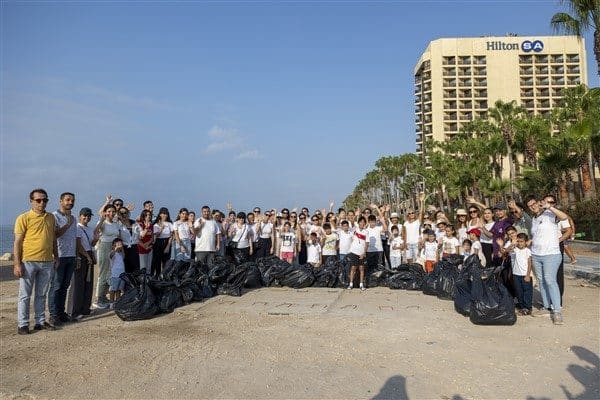 Genç fenomen Aras ile birlikte Mersin sahilinde temizlik yapan gönüllüler,
