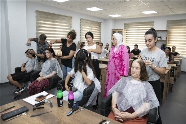 18 yaşından büyük herkese kapılarını açan Kuaförlük Kursu, ücretsiz olması