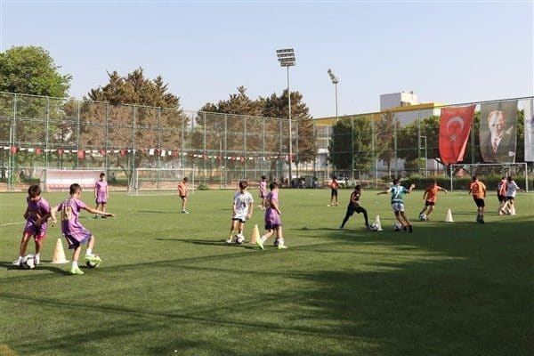 Kurslar yaz aylarında hafta içi her gün, okulların açılmasının ardından