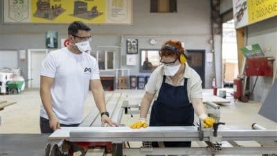 Mobilya montaj ve imalat kurslarında katılımcılara, projelendirme, ölçü alma, ebatlama