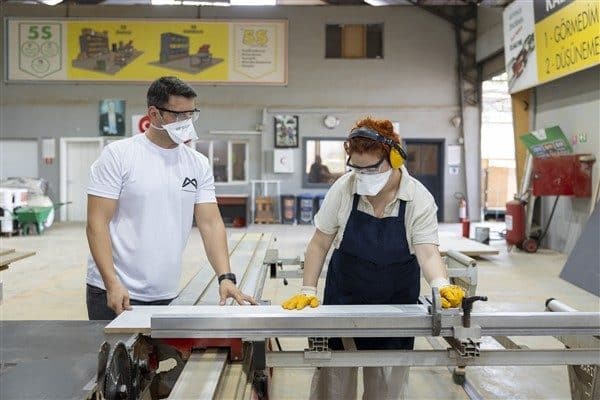 Mobilya montaj ve imalat kurslarında katılımcılara, projelendirme, ölçü alma, ebatlama
