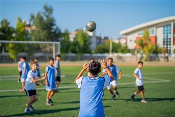 Çocukların alanında uzman antrenörler eşliğinde sporla eğlenerek, öğrenerek vakit geçirmelerini