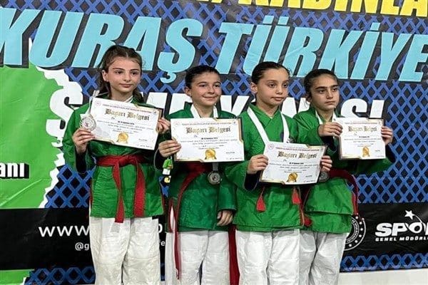 Hakkari Valiliğinin açıklamasına göre, Sinop'ta düzenlenen Minikler Kuraş Türkiye Şampiyonası'nda,