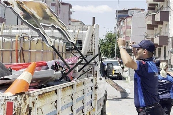 Niğde Belediyesi Zabıta Müdürlüğü ekipleri, şehir genelinde vatandaşların güvenli, düzenli
