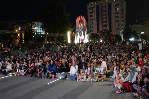 Gösterimler boyunca meydanı dolduran vatandaşlara ücretsiz patlamış mısır, limonata ve
