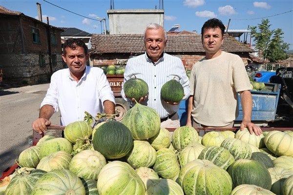 Nilüfer Belediye Başkanı Şadi Özdemir, Konaklı Mahallesi’ni ziyaret ederek, kavun