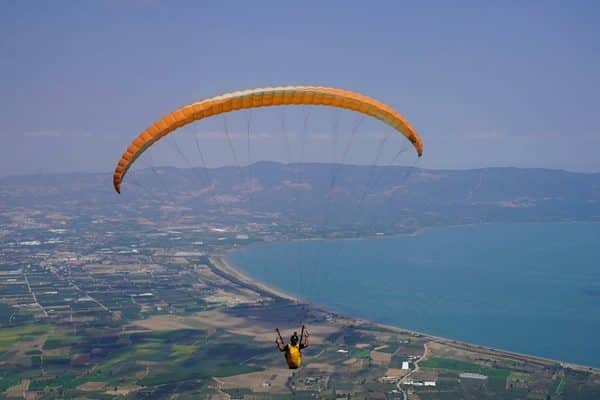 Bursa Cup 2025 Yamaç Paraşütü etkinliği, Orhangazi’nin Gürle Dağı’nda başladı.