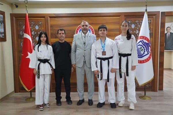 Ziyaret sırasında konuşan Başkan Bekir Aydın, genç sporcuların elde ettiği