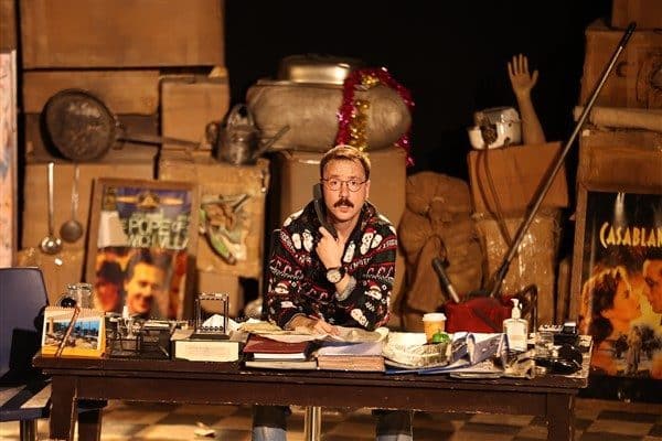 İstanbul Devlet Tiyatrosu tarafından sahnelenen “Tamamen Doluyuz” isimli oyun, Balat
