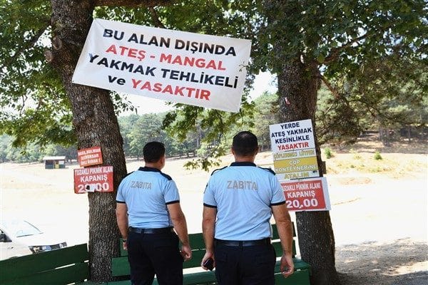 Piknik alanlarını tek tek gezen zabıta ekipleri, oluşabilecek orman yangınlarına