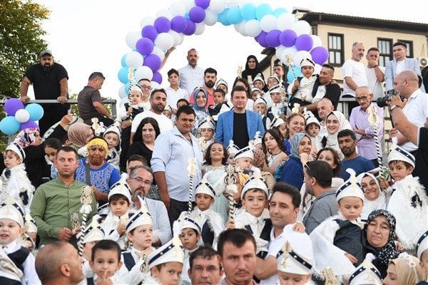Sünnetlik kıyafetlerini giyerek şölen alanına gelen çocuklar Osmangazi Belediyesi, tarafından