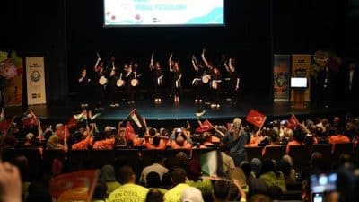 Programda; işitme engelli öğrencilerin İstiklal Marşı performansı, farklı engel gruplarından