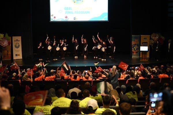 Programda; işitme engelli öğrencilerin İstiklal Marşı performansı, farklı engel gruplarından