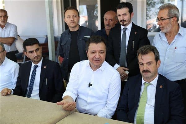 Arıkan, kahvehanede bir araya geldiği vatandaşların sorunlarını dinledi. Karamsar olunmaması