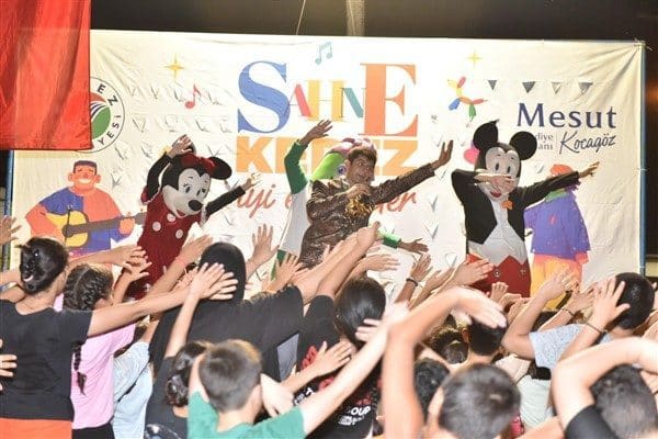 Muhtarlık yanındaki park alanına kurulan sahnede, çocuklar için hazırlanan gösteriler