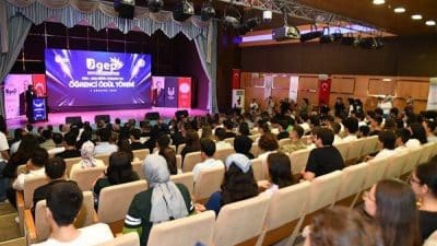 Onikiler Öğretmenevinde düzenlenen ödül töreninde sınavlarda dereceye giren öğrencilere tam