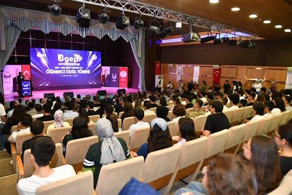 Onikiler Öğretmenevinde düzenlenen ödül töreninde sınavlarda dereceye giren öğrencilere tam