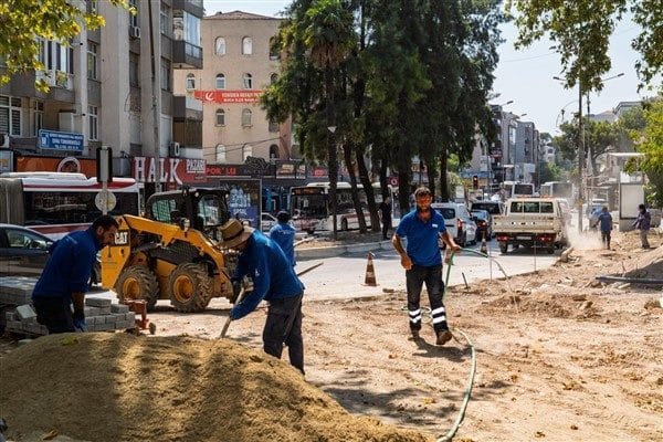 İzmir Büyükşehir Belediyesi’nin parklarda başlattığı yenileme çalışmaları sürüyor. Buca’da Hasanağa