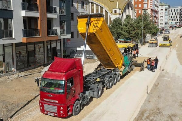 Van Büyükşehir Belediyesi tarafından , Terzioğlu Caddesi’nde başlatılanyenileme çalışmaları sürdürülüyor. Caddeye
