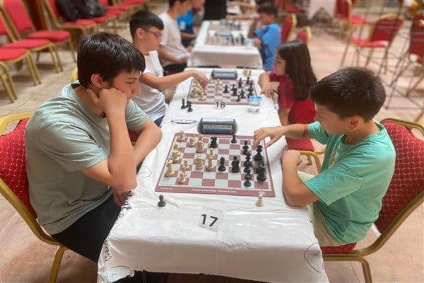 İki gün süren mücadelede sporcular, strateji ve zekalarını satranç tahtasında