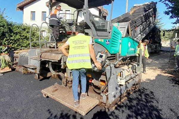 Trabzon Büyükşehir Belediyesi, şehir genelinde yol çalışmaları yürütülüyor.  Yol Yapım,