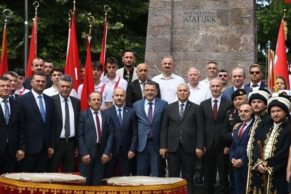 Fetih kutlamaları, kapsamında Fatih Parkı’ndaki Fatih Sultan Mehmet Han büstüne