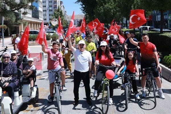 Çankırı Belediye önünde bir araya gelen bisiklet ve motosiklet tutkunları,