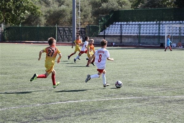 Turnuva, Karamürsel Belediye Başkanı Ahmet Çalık’ın katılımıyla başladı. Başkan Çalık,