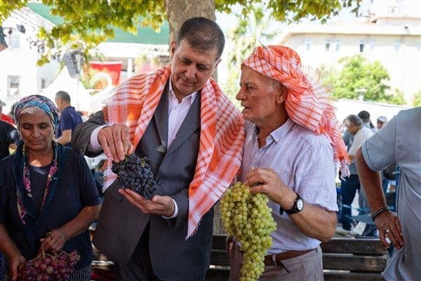 Üretimin, bereketin ve kültürün simgesi olan şenliğin Cumhuriyet Meydanı'ndaki açılış