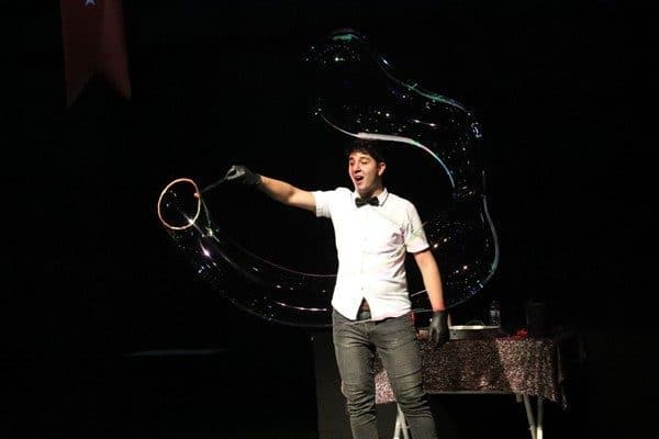  Futbol branşında ücretsiz yaz kursu gören yaklaşık 60 öğrenci, antrenörlerinin