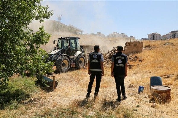Van Büyükşehir Belediyesi, özellikle Van Gölü kıyısına yakın olan yerleşim