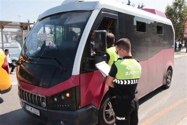 Ulaşım Hizmetleri Müdürlüğü’ne bağlı Trafik Zabıta ekiplerinin yaptığı denetimlerde şoförlerin