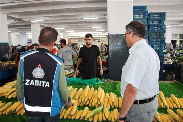 Belediye Hal Müdürlüğü ekipleri, Merkez Pazaryeri’nde gerçekleştirdikleri denetimlerde ürünlerin menşei,