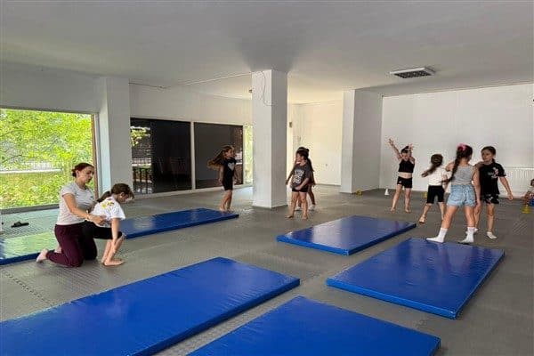 Jimnastik kurslarına katılan çocuklar;  esneklik, denge ve koordinasyon gibi temel