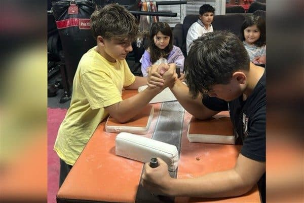 Bilek güreşi kurslarına gelen öğrenciler, sadece kol kaslarını değil, aynı
