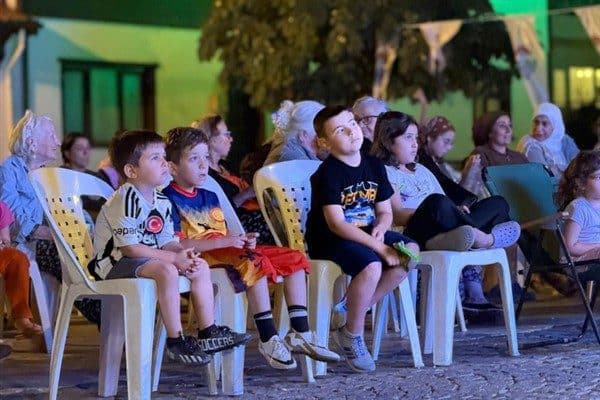 Yalova Belediyesi tarafından mahalle meydanlarına kurulan dev ekranlarda, Türk sinemasının