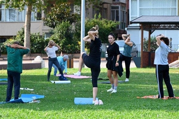 “7’den 77’ye Herkese Açık” sloganıyla düzenlenen etkinlikte temel egzersizlerden esneme