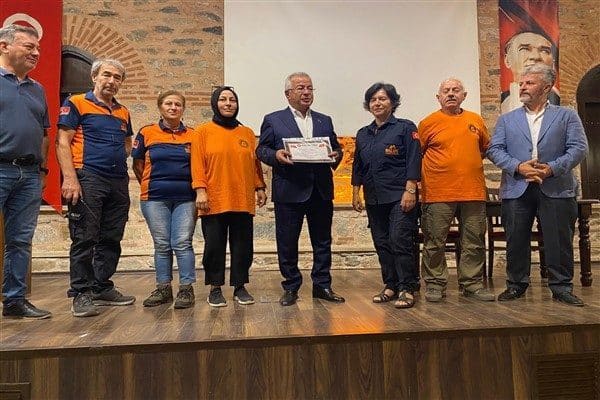 Bursa Muhtarlar Derneği tarafından düzenlenen törende, muhtarlara “Başarı Belgesi” takdim
