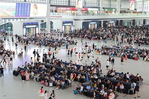 Çin’de yaz tatili vesilesiyle demiryoluyla seyahat edenlerin sayısının 600 milyona