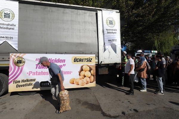 Yenimahalle Belediyesi tarafından, üreticiyi desteklemek ve ilçe sakinlerine yardım sağlamak