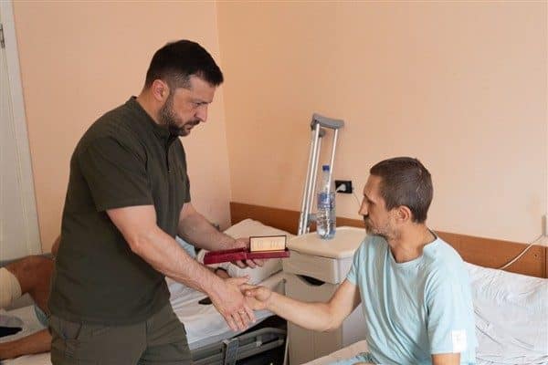 Ukrayna Cumhurbaşkanı Zelenski, Harkiv’de askerlerin yaralanmalarının ardından tedavi ve rehabilitasyon
