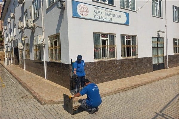 Park ve Bahçeler Daire Başkanlığı’na bağlı ekipler okul bahçeleri ve